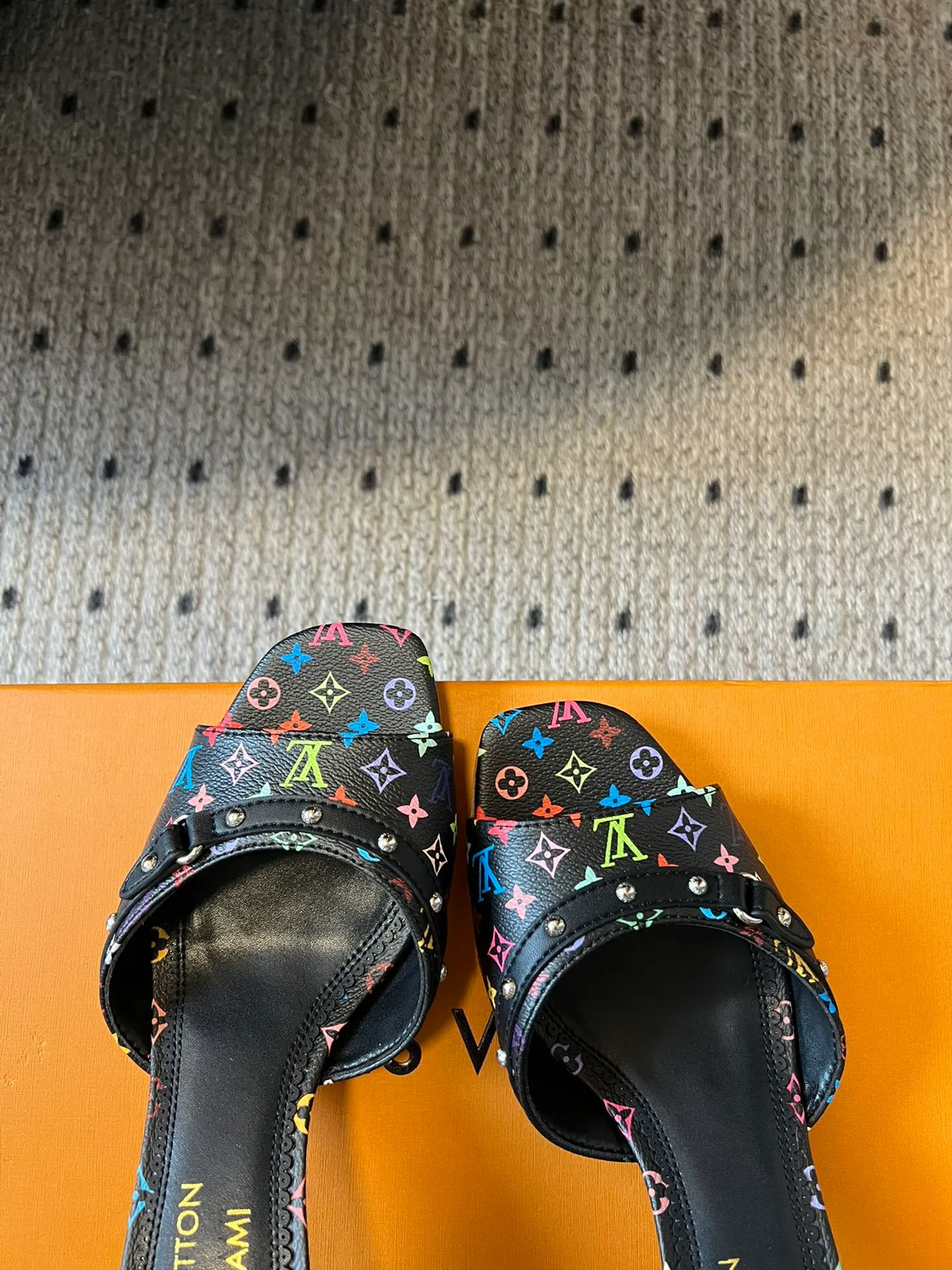 👟👟Ex-factory price 480👟👟 * 25ss spring and summer new style black and white three-color cat-heeled flat sandals. It is difficult not to doubt whether it borrowed from the Tang Dynasty's Tang Sancai as a basis and innovated it into the classic LV logo. It used color and the large area of ​​the upper as a contrast to create a white or black three-color element style on the upper, creating another classic style! Super greasy on feet! Indescribable fashion! It’s easy to match every day, and it’s very relevant to the changes and development of the times! Kitten heels are super easy to wear and give your feet a full summer vibe! Material: Original customized fabric Lining: Cow lining Outsole: Genuine leather outsole imported from Italy Shoe size: 35-41 (40.41 customized non-returnable